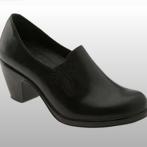 Like New "Beth" Dansko Black Leather Clogs